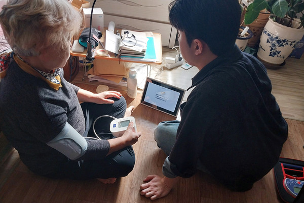 ▲ 옹진군 AI·IOT 기반 어르신 건강관리사업 사전 건강평가 실시 모습.