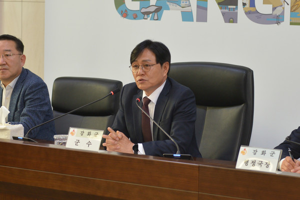 ▲ 박용철 강화군수가 읍·면 연두방문 건의사항 추진계획 보고회를 주재하고 있다.