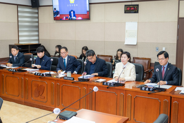 ▲ 지난 19일 진행된 의원연구단체 심의에 참석한 대표 의원들(좌측에서 3번째 복진경 부의장, 우측에서 1번째 한윤수 의원, 좌측에서 1번째 황영각 의원, 우측에서 2번째 손민기 의원, 좌측에서 2번째 우종혁 의원)