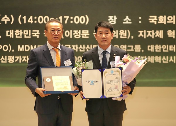 ▲ 2025 WFPL 8대 지자체 혁신평가 대상을 수상한 화성특례시의회 배정수 의장.