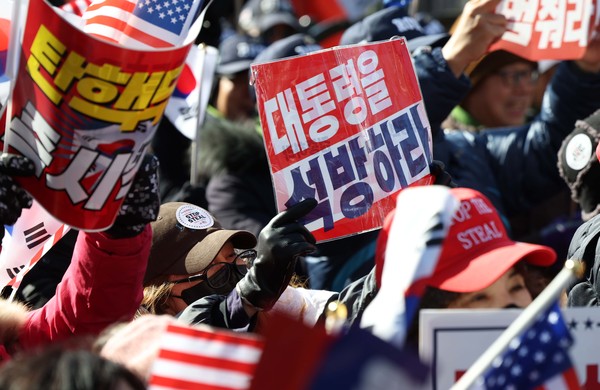 ▲ 부정선거방지대 회원들이 20일 서울 서초구 서울중앙지방법원 인근에서 윤석열 대통령 석방 촉구 집회를 하고 있다. /뉴시스
