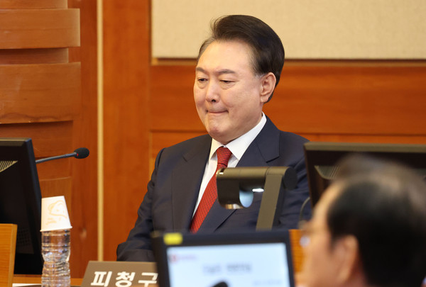 ▲ 윤 대통령이 지난 13일 서울 종로구 헌법재판소에서 열린 탄핵심판 8차 변론에 출석한 모습. /뉴시스