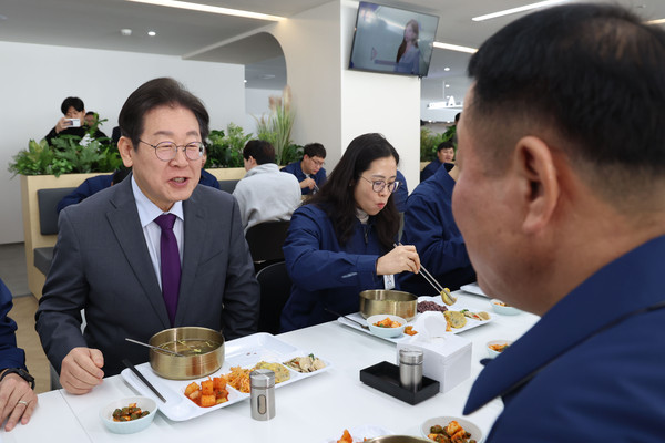 ▲ 이재명 더불어민주당 대표가 20일 충남 아산시 현대자동차 아산공장을 방문해 이동석 현대자동차 사장을 비롯한 직원들과 점심을 먹으며 대화하고 있다. /뉴시스
