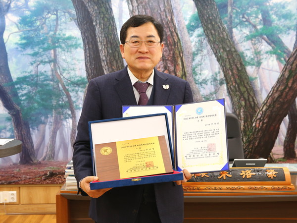 ▲ 주낙영 시장이 WFPL 8대 지자체 혁신평가 대상 후 기념 촬영을 하고 있다.