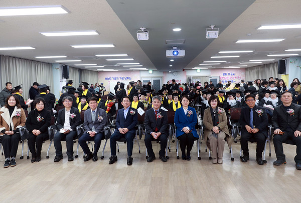 ▲ 의정부시의회, 제43회 노성야간학교 졸업식 참석 모습.