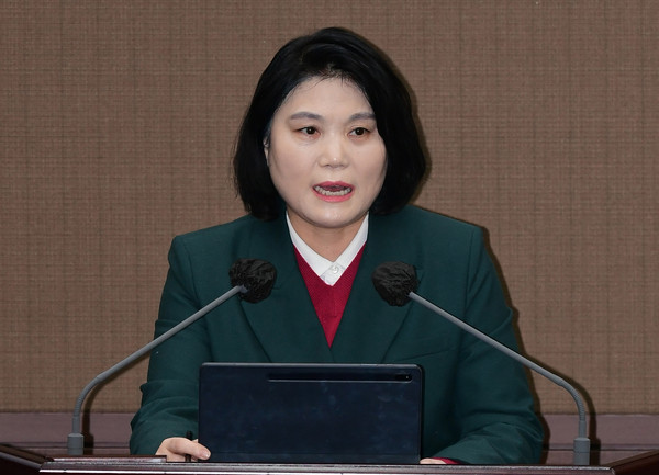 ▲ 고덕강일 한강 관련 5분자유발언을 진행하는 박춘선 시의원.
