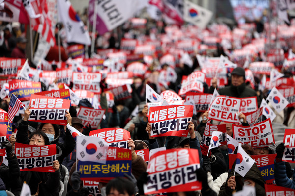 ▲ 25일 대구 중구 동양생명빌딩 앞에서 열린 부정선거 규탄 및 탄핵 반대 집회에서 참석자들이 탄핵무효 구호를 외치고 있다. /뉴시스