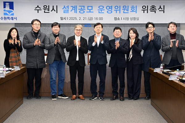 ▲ 현근택 수원툭례시 제2부시장(가운데)과 위원들이 함께하고 있다.