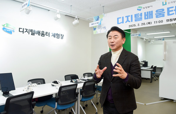 ▲ 김동근 시장이 ‘상설 디지털배움터 및 체험존 개관 행사’에서 인사말을 하고 있다.
