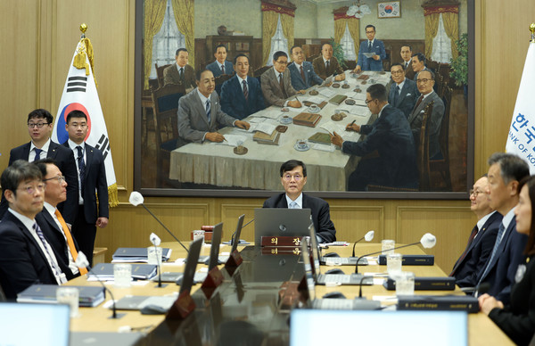 ▲ 금통위 회의 주재하는 이창용 한은 총재. /뉴시스