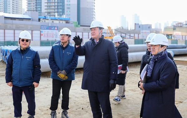 ▲ 이영훈 미추홀구청장 해빙기 대비 관내 대형 공사장 안전점검 실시 모습.