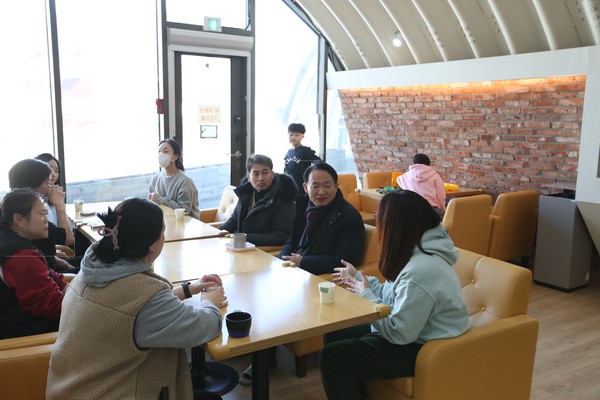 ▲ 김찬진 인천동구청장 장애학생 방학 생활체육현장 방문 모습.