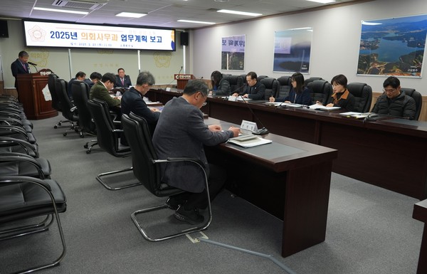 ▲ 안성시의회, 2025년 의회사무과 주요업무 추진계획 첫 보고회 개최 사진.