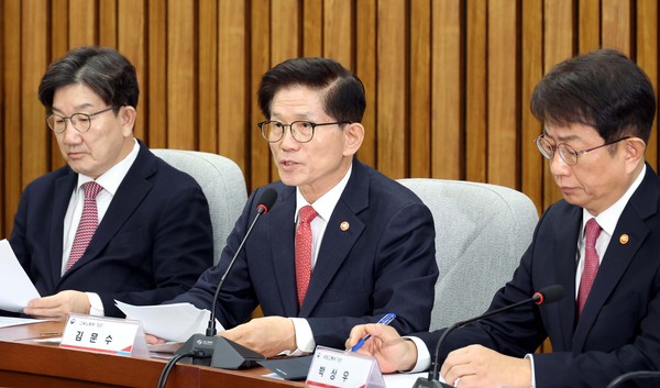 ▲ 김문수 고용노동부 장관이 21일 오전 서울 여의도 국회에서 열린 국민 안전점검 당정협의회에서 발언을 하고 있다. /뉴시스