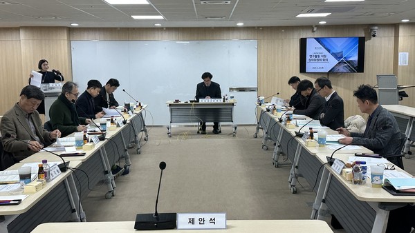 ▲ 경기도의회, 2025년 제1회 연구활동 지원 심의위원회 개최 모습.