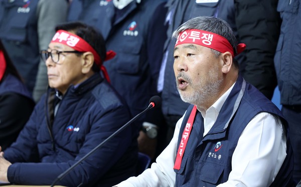 ▲ 김동명 한국노총 위원장이 4일 오후 서울 영등포구 한국노총빌딩에서 열린 윤석열 대통령 퇴진 촉구 기자회견에서 발언을 하고 있다. /뉴시스