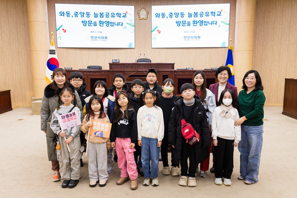▲ 21일 본회의장에서 안산시의회 견학 프로그램에 참여한 늘봄공유학교 학생 일행과 박은경 의원(사진 오른쪽에서 두 번째)이 기념촬영에 임하고 있는 모습.