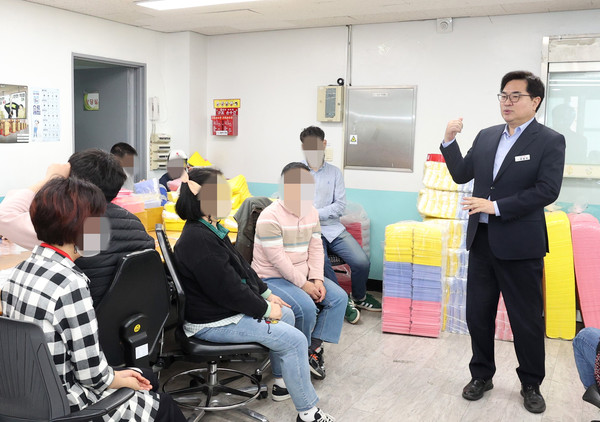 ▲ 동작구 대방동 구립장애인보호작업장을 방문해 인사말을 하고 있는 박일하 동작구청장.