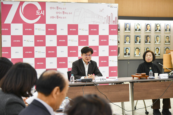 ▲ 지역사회보장 대표협의체 회의를 주재하고 있는 김병수 김포시장.