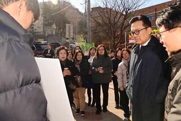 ▲ 이재호 연수구청장 축현초교 도로건설 현장 방문 모습.
