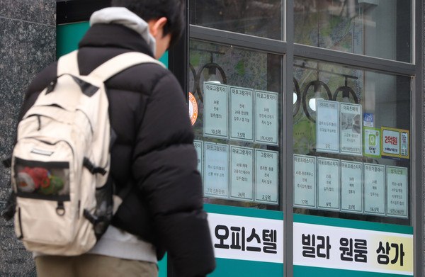 ▲ 서울 시내의 한 부동산 앞에 오피스텔 매물 가격표가 붙어있다. /뉴시스