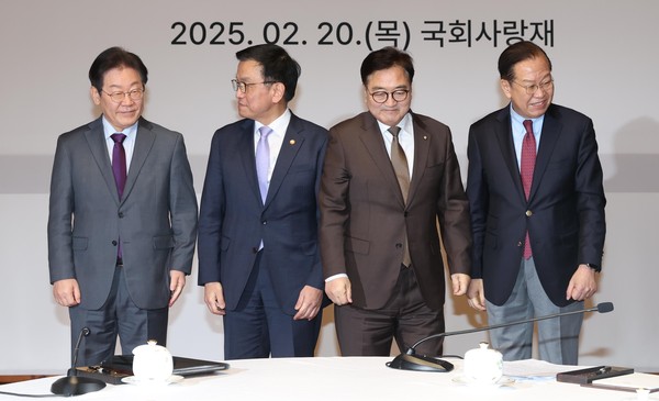 ▲ (왼쪽부터) 이재명 더불어민주당 대표, 최상목 대통령 권한대행 부총리 겸 기획재정부 장관, 우원식 국회 의장, 권영세 국민의힘 비상대책위원장. /뉴시스