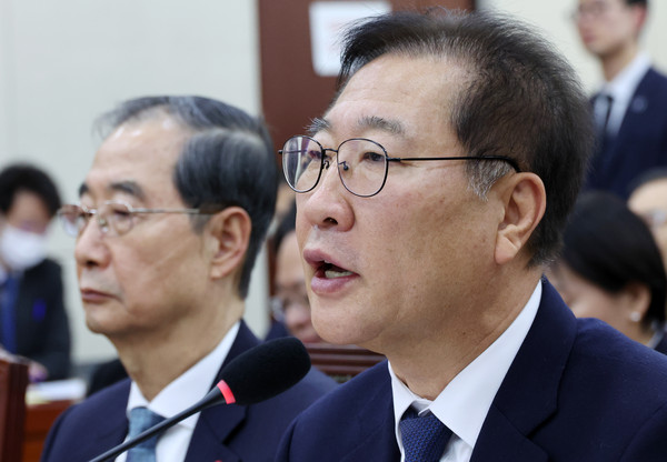 ▲ 직무정지된 박성재(오른쪽) 법무부 장관이 15일 오후 서울 여의도 국회에서 열린 윤석열 정부의 비상계엄 선포를 통한 내란 혐의 진상규명 국정조사 특별위원회 제4차 전체회의에서 의원 질의에 답변하고 있다. /뉴시스