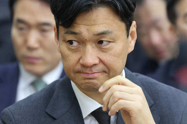 ▲ 비상계엄 사태 연루 의혹을 받는 박현수 서울경찰청장 직무대리가 18일 서울 여의도 국회에서 열린 제422회 국회(임시회) 행정안전위원회 제1차 전체회의에 출석했다. /뉴시스