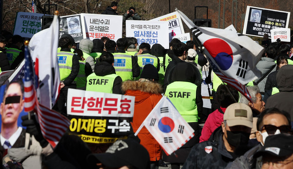 ▲ 17일 서울 관악구 서울대학교 학생회관 앞에서 윤석열 대통령 퇴진을 촉구하는 서울대 공동행동 참가자들과 탄핵을 반대하는 서울대인 및 시민들이 상반된 목소리를 내고 있다. /뉴시스