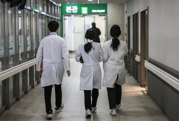 ▲ 서울시내 한 대학병원에서 의료진들이 이동하고 있다. /뉴시스