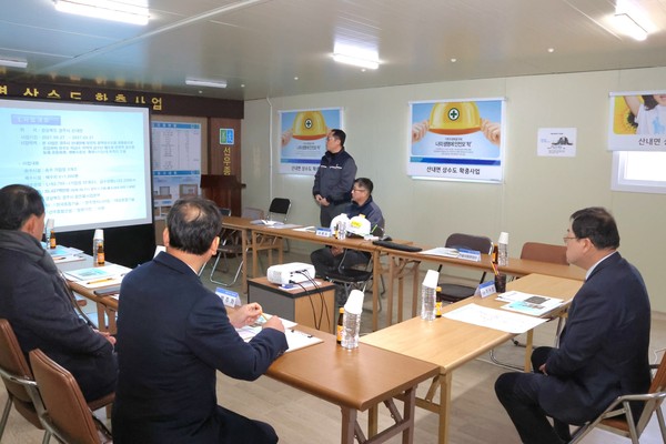 ▲ 주낙영 시장이 상수도 확충사업 현장 사무실을 방문해 관계자들로부터 사업 현황을 청취하고 있다.