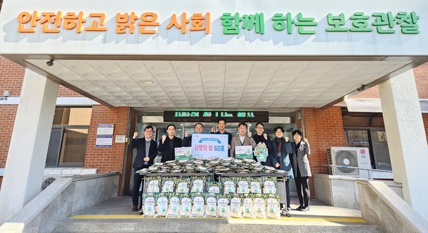 ▲ 농협중앙회 용인·수원·오산시지부 수원보호관찰소에 사랑의 쌀 전달 모습.