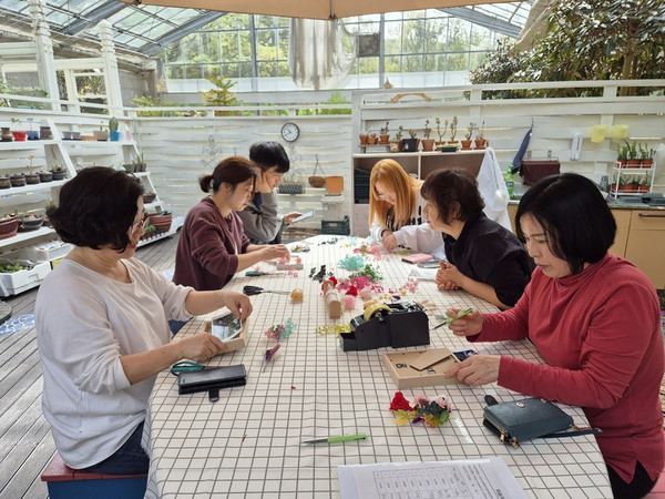 ▲ 지난해 장애인 평생학습도시 운영 사업 중 하나인 장애자녀 부모 자조 모임 ‘아무튼, 모임’ 원예 활동 모습.