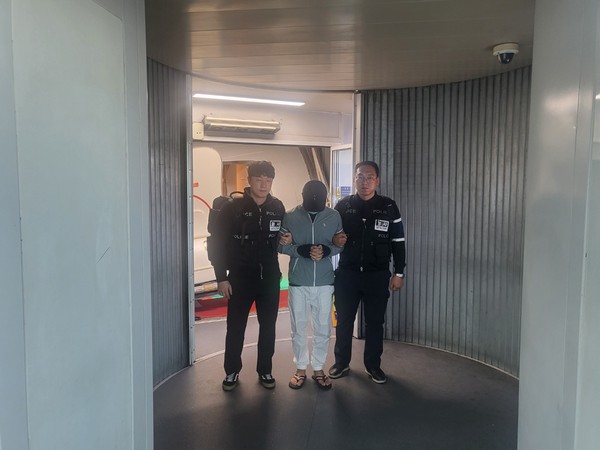 ▲ 대구경찰청은 국제 공조수사로 라오스 왓따이 국제공항에서 캄보디아로 출국을 시도하던 해외 투자리딩사기 조직 총책 A(30대)씨를 검거, 국내로 강제 송환했다. /뉴시스