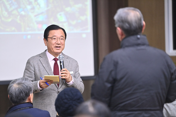 ▲ 이현재 하남시장이 지난 1월 11일 미사2동 행정복지센터에서 열린 미사2동 주민과의 대화에서 시민의 질문에 답변하고 있다.