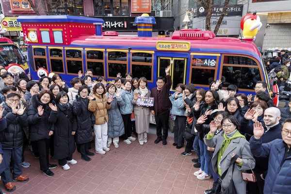 ▲ 박강수 마포구청장이 마포순환열차버스 앞에서 환하게 손을 들어보이고 있다.