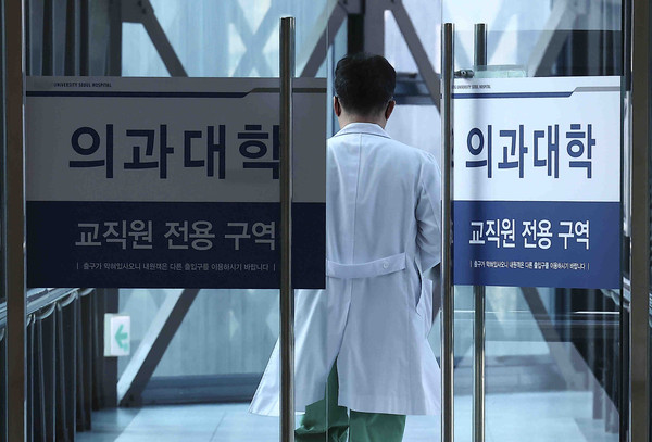 ▲ 서울 시내의 한 의과대학 병원에서 한 의료진이 이동하고 있다. /뉴시스