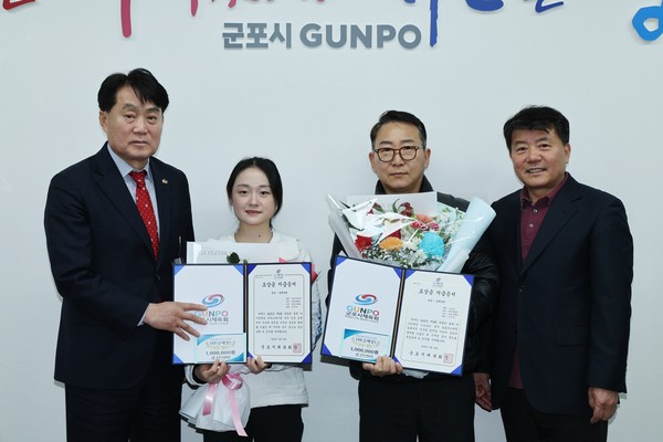 ▲ (왼쪽부터) 하은호 군포시장, 김채연 선수, 이채운 선수 부친, 서정영 체육회장.