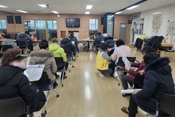 ▲ 미추홀노인인력개발센터 노인 일자리 참여자 등록 모습.
