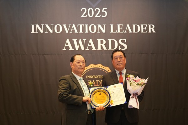 ▲ 안성시의회 안정열 의장 ‘2025 혁신리더대상’ 의정대상 수상 기념사진.
