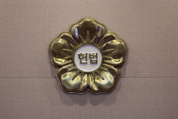 ▲ 서울 종로구 헌법재판소 대심판정에 헌법재판소 상징문양이 걸려 있다. /뉴시스