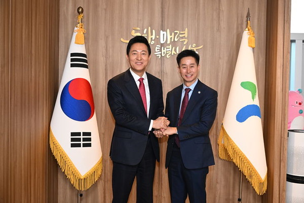 ▲ 오세훈 서울시장이 25일 서울시청을 찾은 서정일 미주한인회 총연합회 총회장과 면담 후 기념사진을 촬영하고 있다.