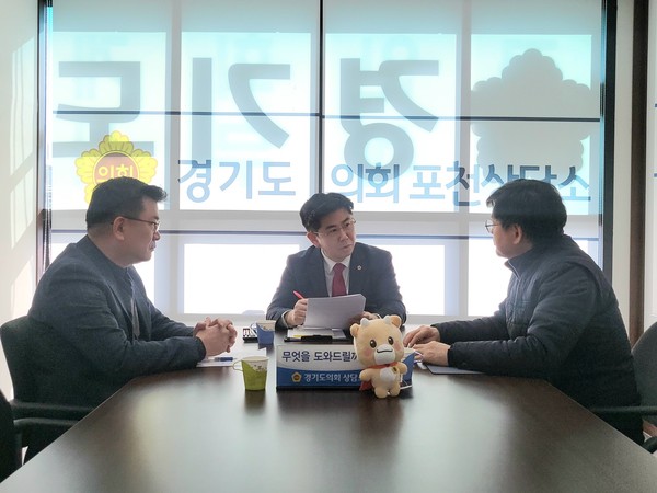 ▲ 윤충식 의원(가운데)과 경기대진테크노파크 관계자들이 의견을 나누고 있다.