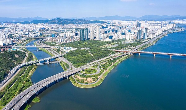 ▲ ‘삼표레미콘 부지’ 개발 사업 사전협상이 최종 완료로 성수동이 컬처허브로 새롭게 도약한다. 사진은 서울숲 및 삼표레미콘 부지 전경.
