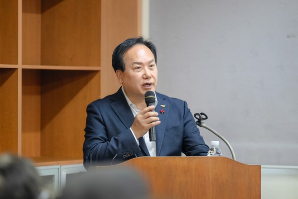 ▲ 이권재 오산시장이 서랑저수지 시민힐링공간 조성사업 주민 설명회서 인사말을 하고 있다.
