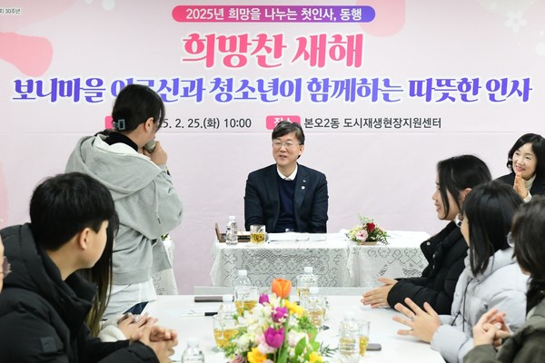 ▲ 이민근 안산시장이 본오2동 주민들과 소통하고 있다.