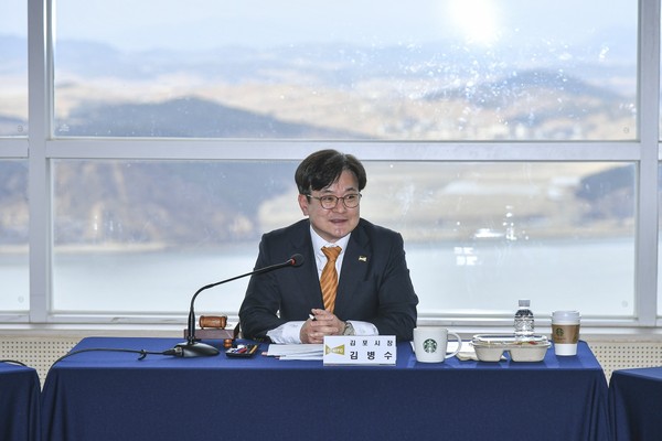 ▲ 제72회 서부수도권행정협의회 정기회의를 주재하고 있는 김병수 김포시장.