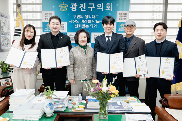 ▲ (왼쪽부터) 서민우 위원, 김강산 대표위원, 전은혜 광진구의회 의장, 권도윤, 송근섭, 김형준 세무사.