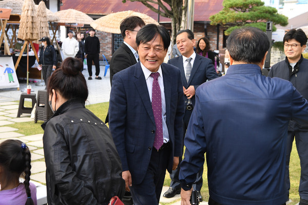 ▲ 박용철 군수 소창체험관 방문 모습.