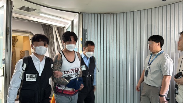 ▲ 경찰청이 지난해 9월 27일 인천국제공항을 통해 '투자리딩방' 피의자 8명을 강제 송환하는 모습. /뉴시스